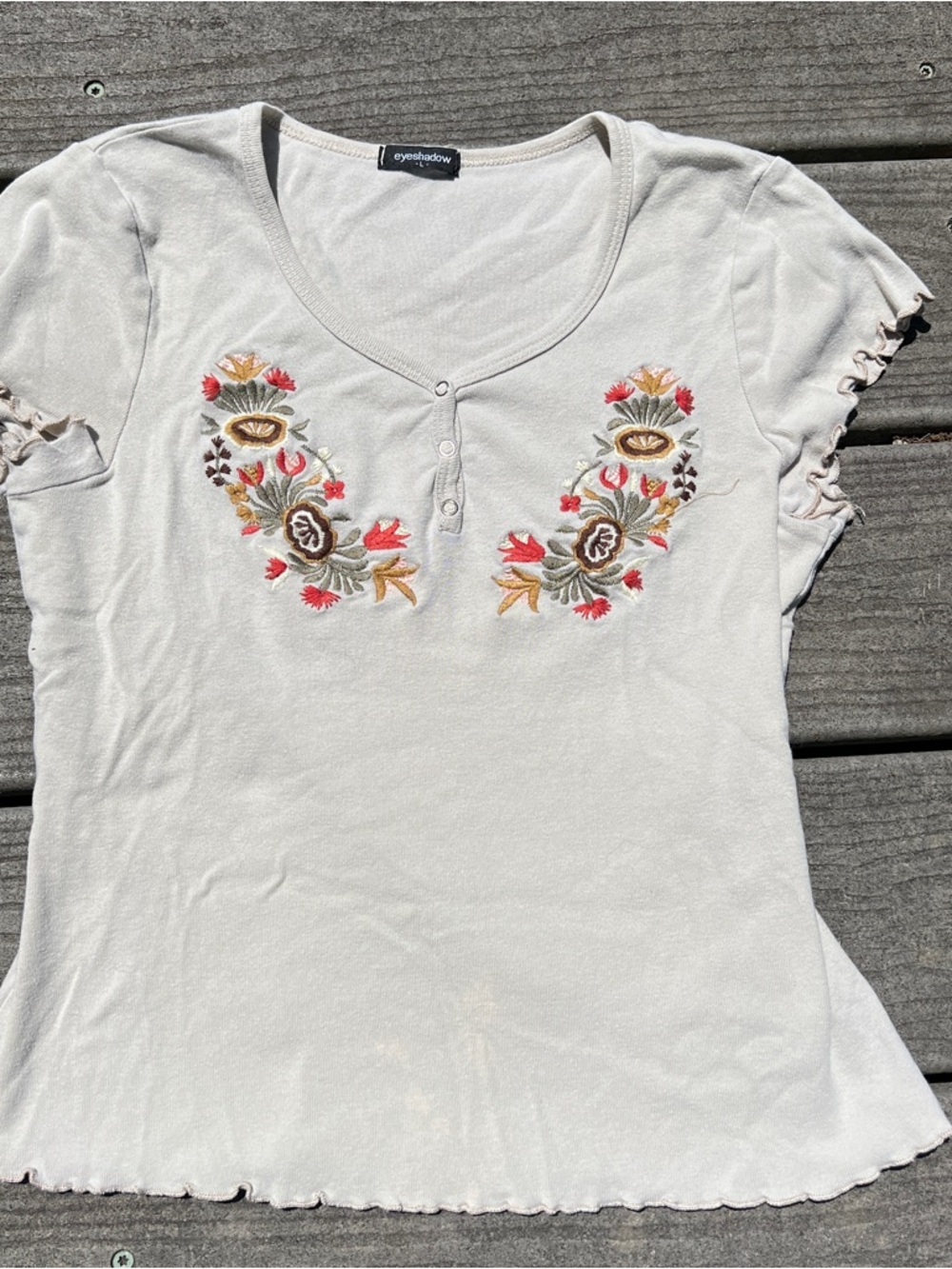 eyeshadow: Embroidered V-Neck Women's Top. Size Small*